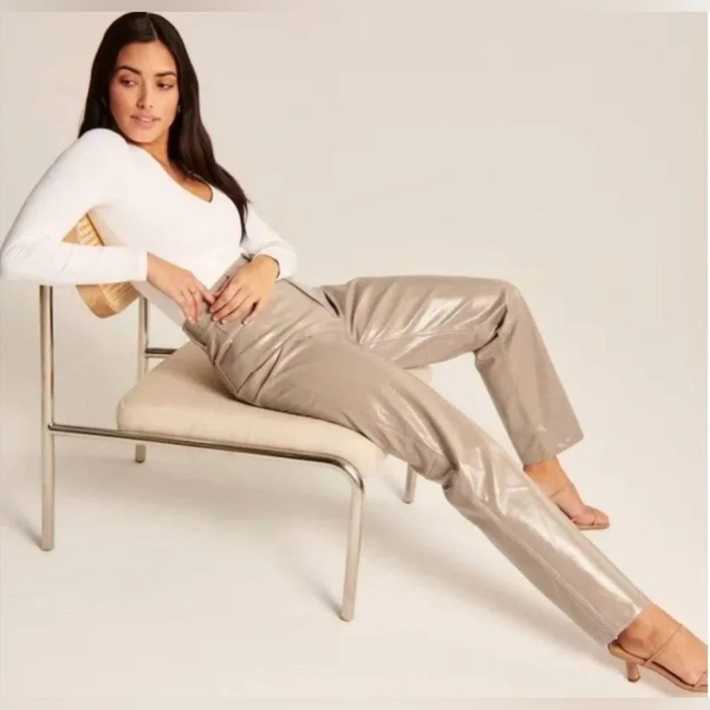 NWT - Abercrombie & Fitch - Curve Love Patent Leather 90s Straight Pant - Size 2